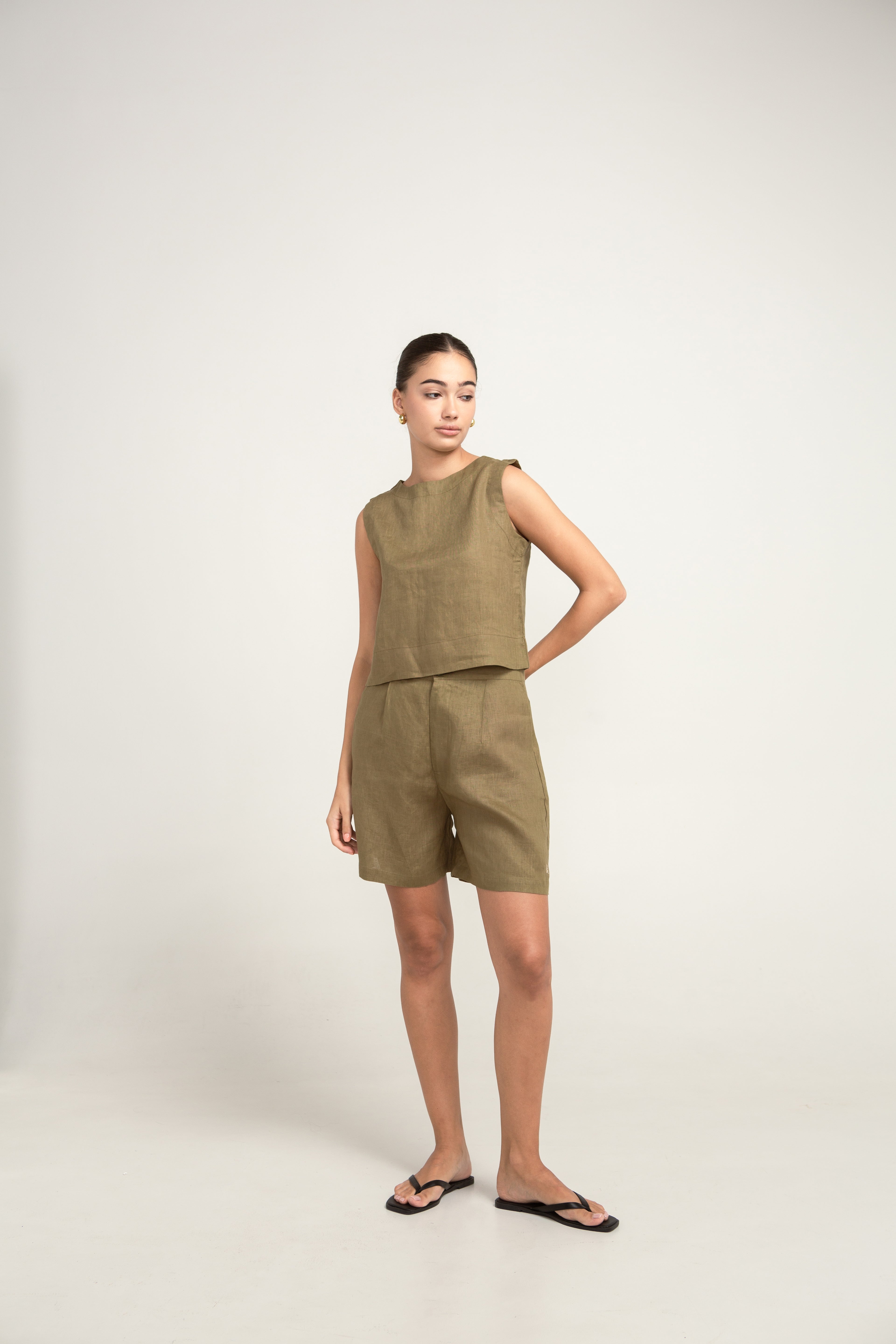 Pine Linen Shorts in Moss Green