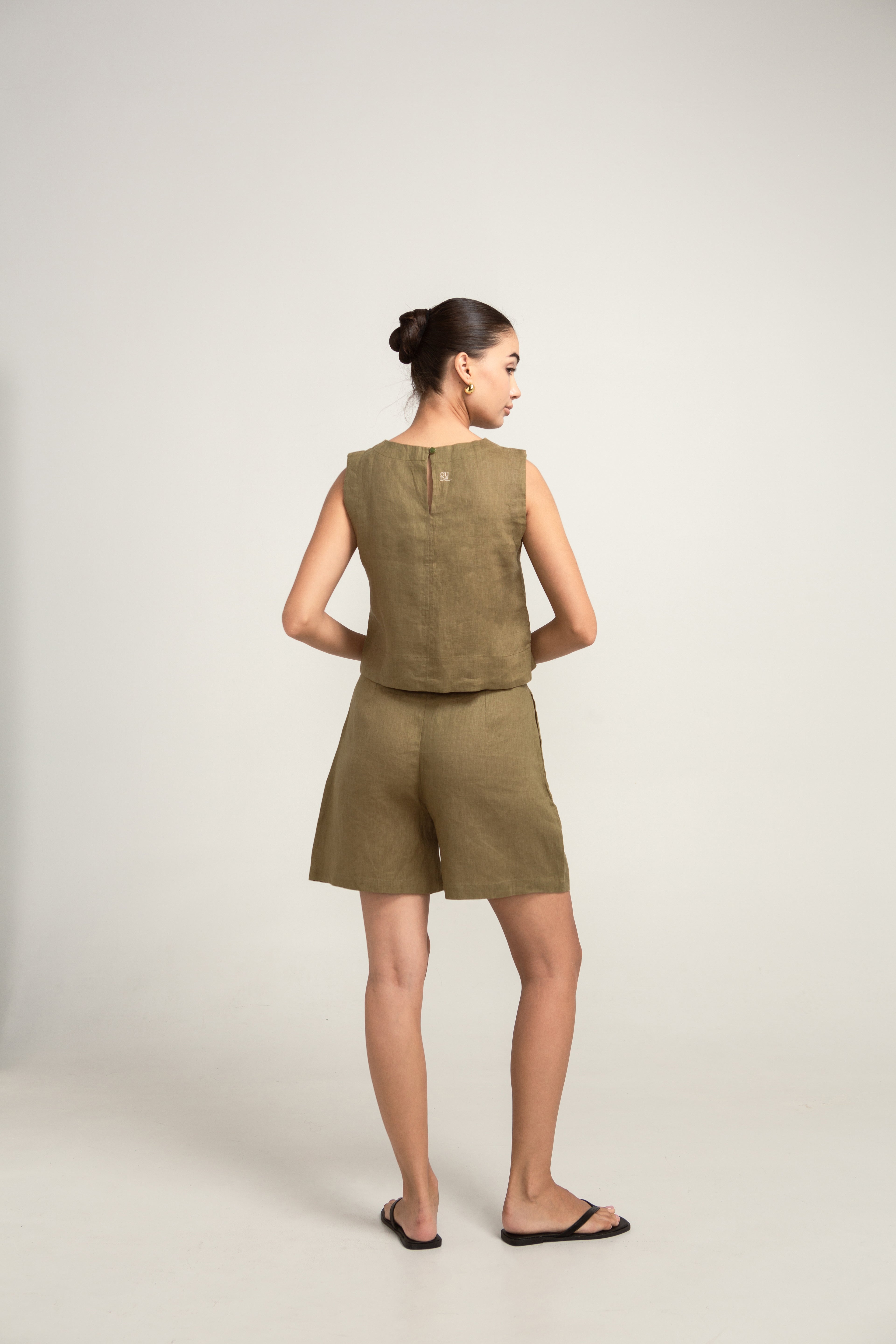 Pine Linen Shorts in Moss Green