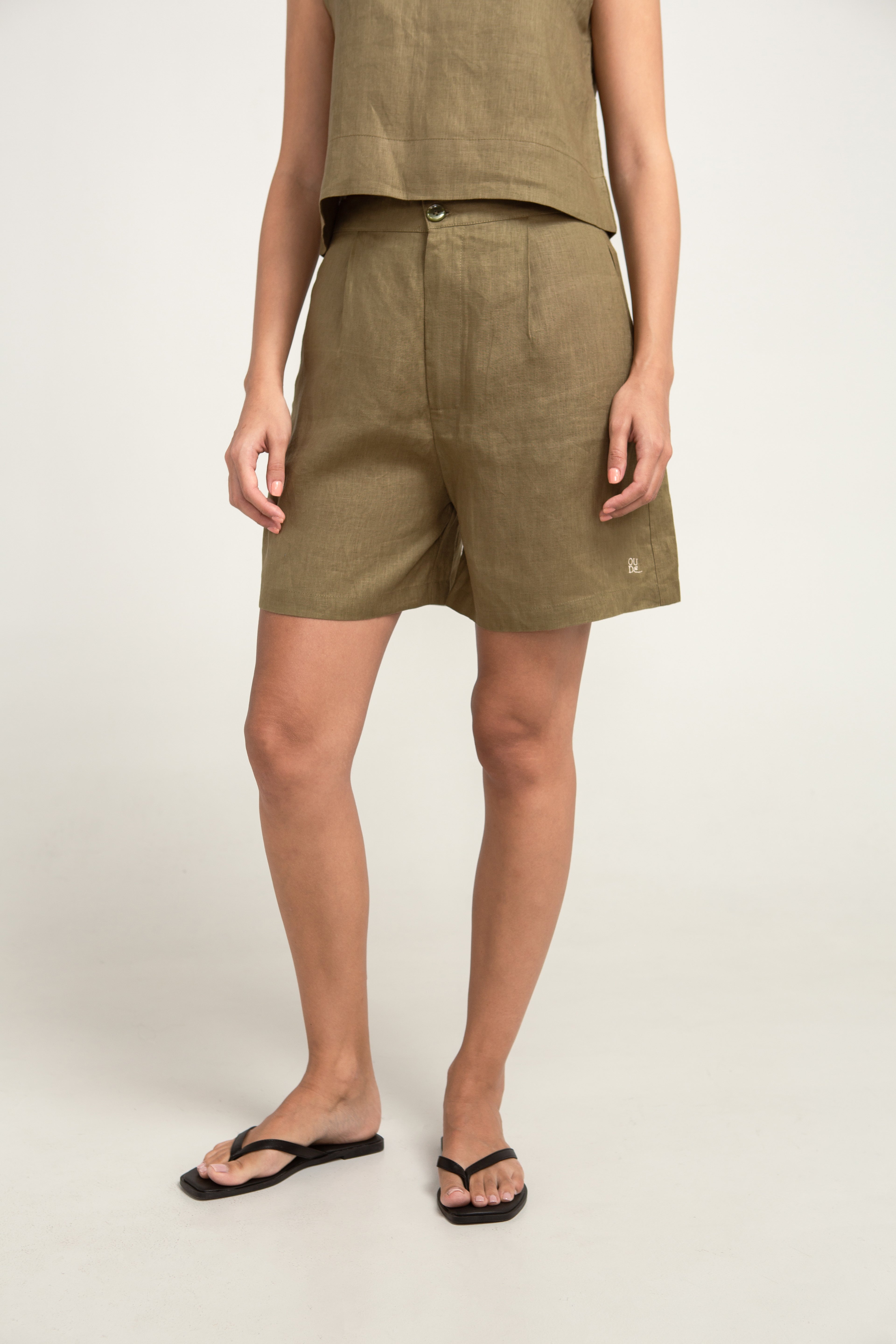 Pine Linen Shorts in Moss Green