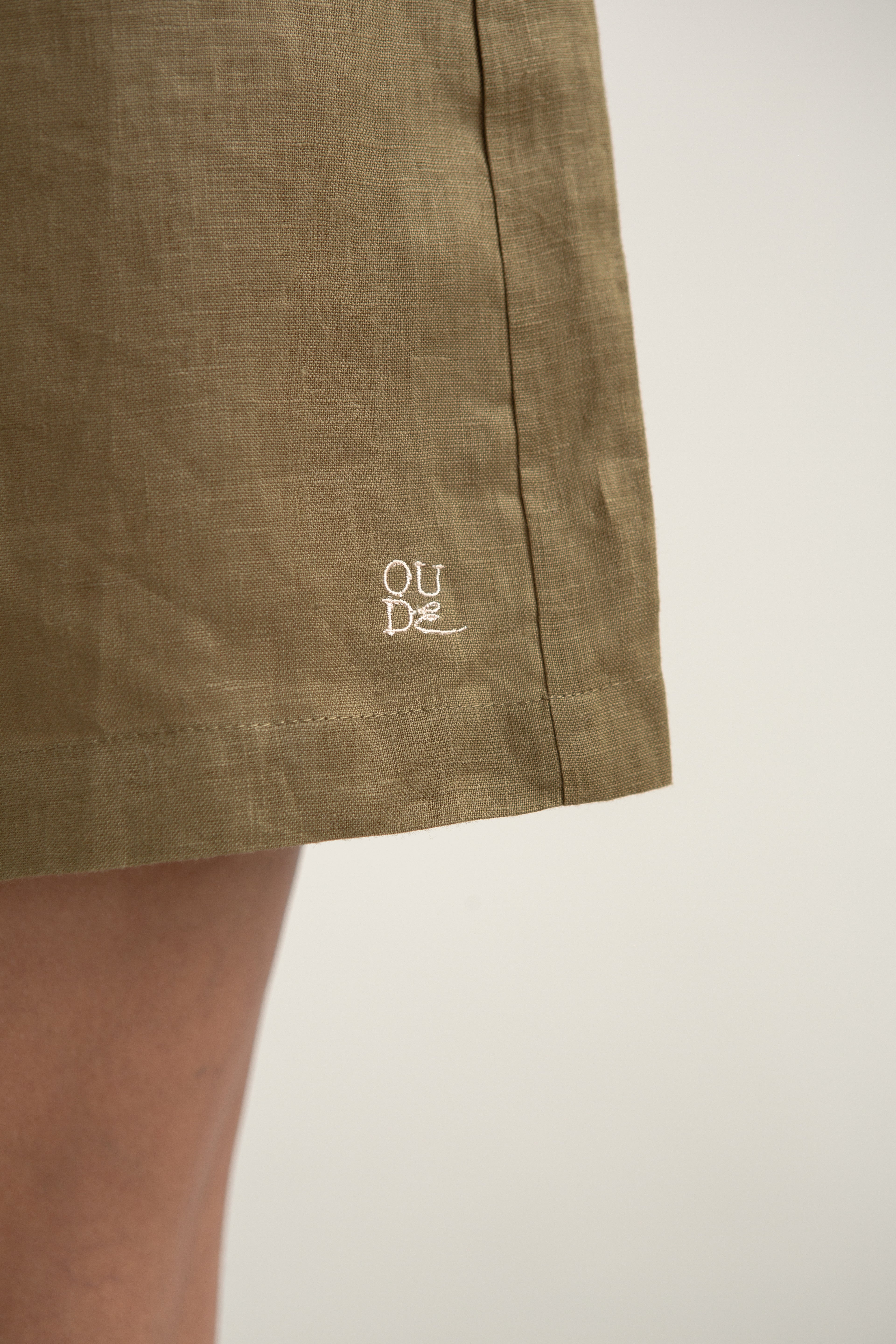 Pine Linen Shorts in Moss Green